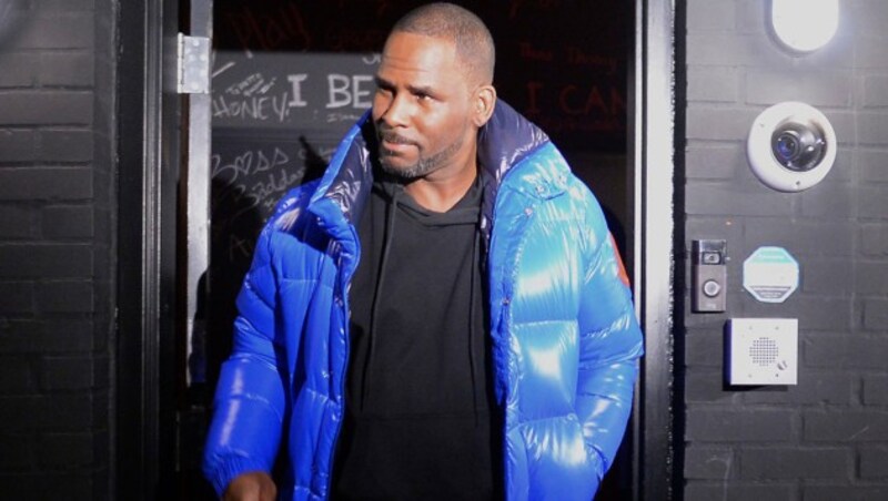 R. Kelly am Weg von seinem Studio zur Polizei (Bild: AP)