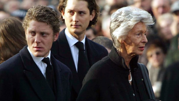 Marella Agnelli, die Witwe des Patriarchen Giovanni Agnelli, mit ihren Neffen Lapo (links) and John Elkann (Mitte) (Bild: AFP)