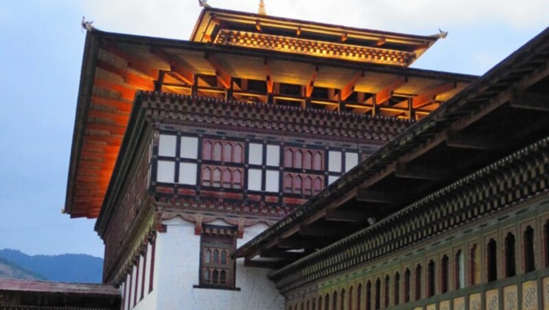 Der Palast in Thimphu in der Abenddämmerung (Bild: Gregor Brandl )