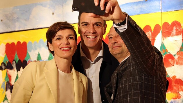 Ein Selfie in Madrid: SPÖ-Chefin Pamela Rendi-Wagner mit Spaniens sozialistischem Ministerpräsidenten Pedro Sanchez und Andreas Schieder, dem SPÖ-Spitzenkandidaten bei der EU-Wahl (Bild: AFP)