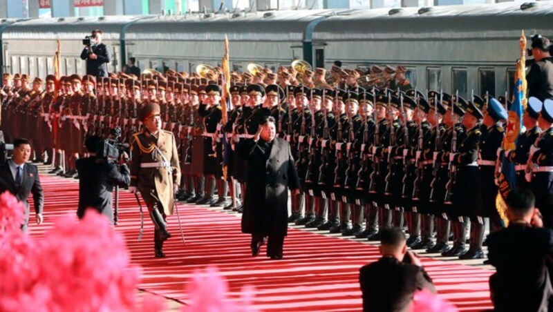 Kim am Samstag bei seiner Verabschiedung durch eine Ehrengarde am Bahnhof in Pjöngjang (Bild: AP/KCNA via KNS)