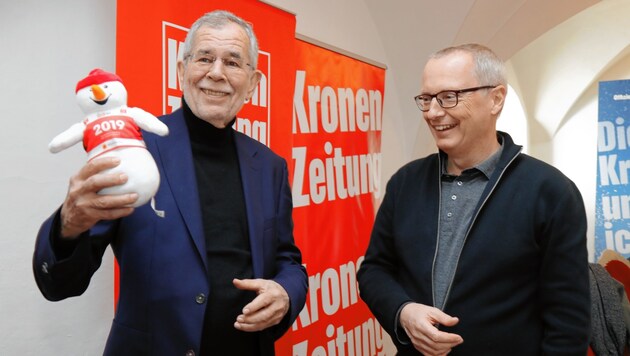Das WM-Maskottchen „Snowy“ gab es als Geschenk vom Geschäftsführenden Chefredakteur Klaus Herrmann. (Bild: Christof Birbaumer / Kronenzeitung)