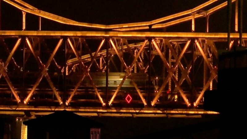 Der Zug auf der Brücke (Bild: Associated Press)