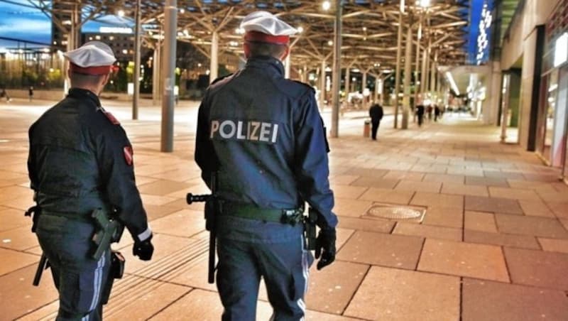 Polizisten am Praterstern (Bild: Reinhard Holl)