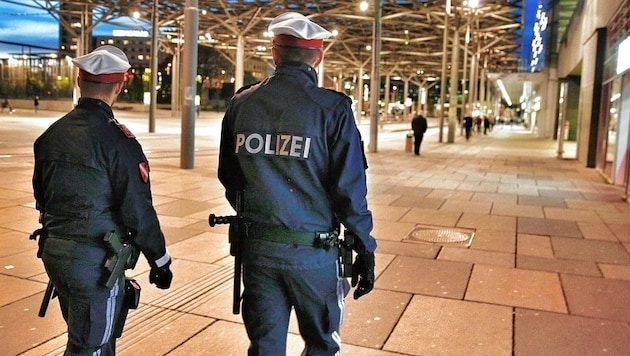 Polizisten am Praterstern (Bild: Reinhard Holl)