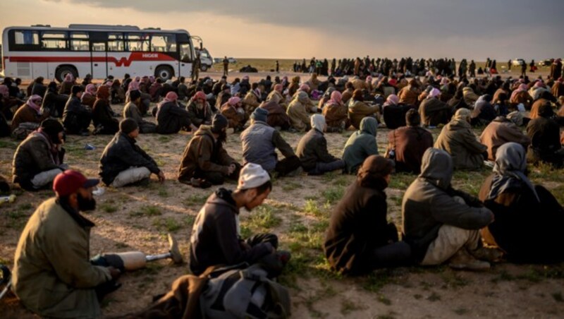 In Baghouz festgenommene Kämpfer des IS (Bild: AFP)