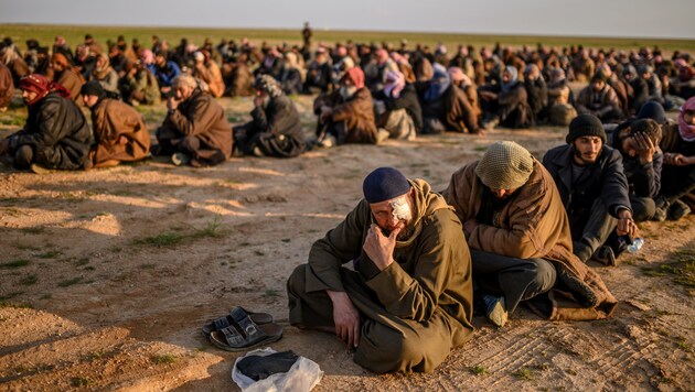 Im syrischen Baghouz festgenommene Kämpfer des IS (Bild: AFP)