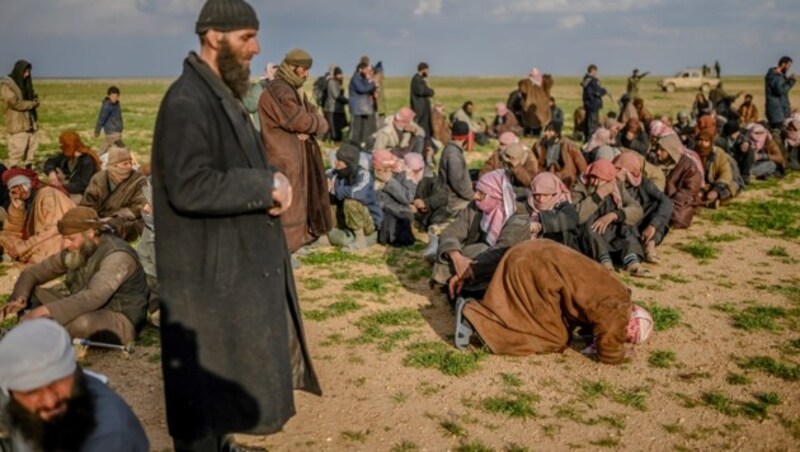 In Baghouz festgenommene Kämpfer des IS (Bild: AFP)