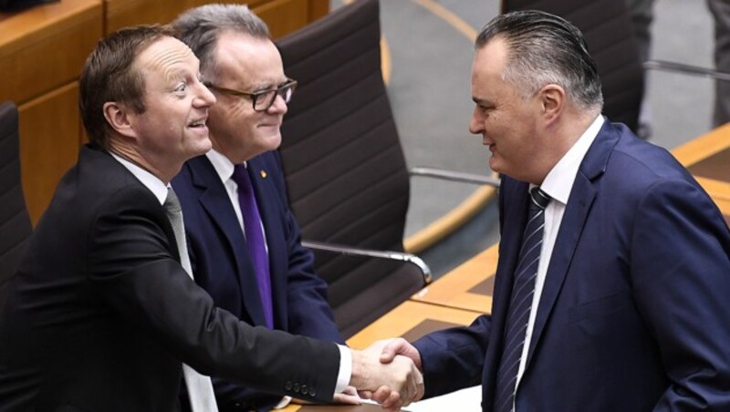 Doskozil-Handshake mit Koalitionspartner und Burgenlands FPÖ-Chef Johann Tschürtz (Bild: APA/ROBERT JAEGER)