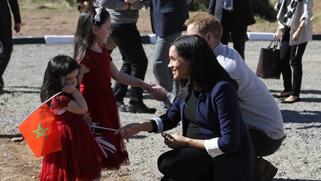 Zwei Stunden lang sollen die kleinen Mädchen auf die Herzogin gewartet haben. (Bild: AP)