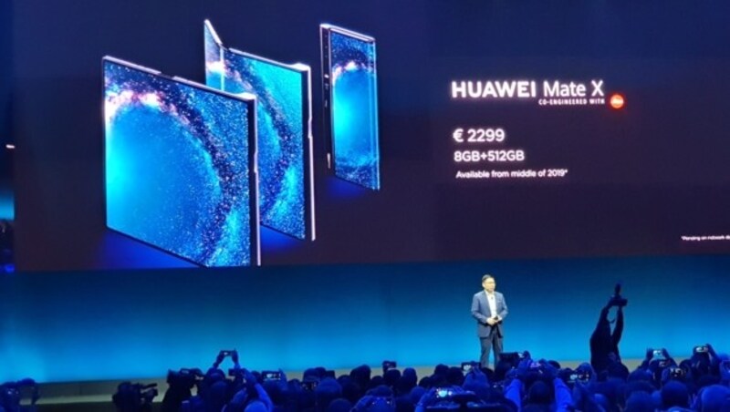 Hier präsentiert Huawei-Manager Richard Yu das erste Falt-Smartphone des chinesischen Mobilfunkriesen. (Bild: Huawei)