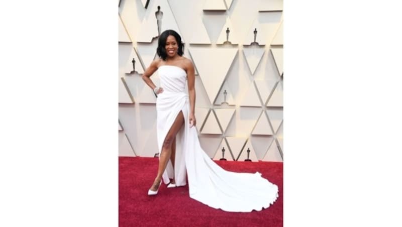 Top: Regina King zeigte in ihrer weißen Robe viel Bein. (Bild: 2019 Getty Images)