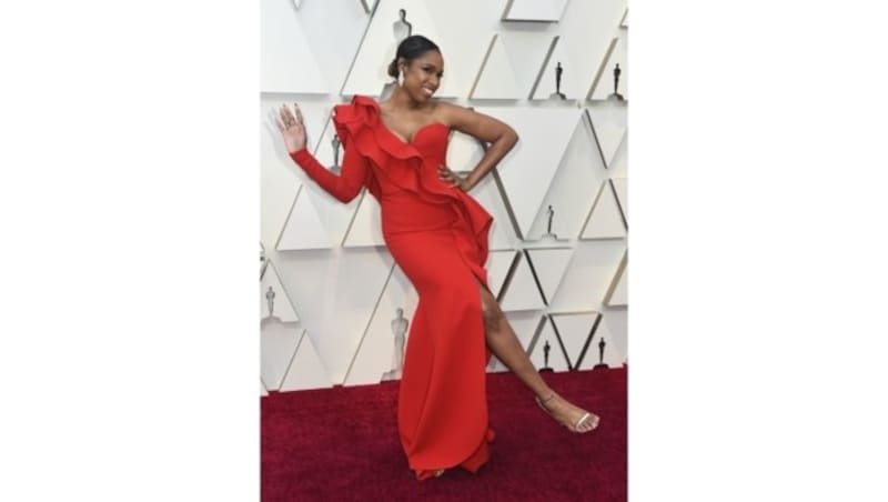 Jennifer Hudson zeigte in einer roten Rüschenrobe ihre Kurven. (Bild: 2019 Invision)