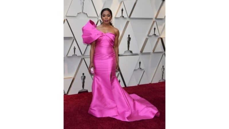 Angela Bassett mit XXL-Masche in Pink (Bild: AFP )