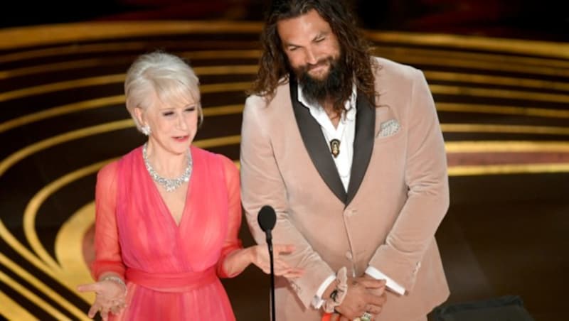 Helen Mirren und Jason Momoa auf der Oscar-Bühne (Bild: 2019 Getty Images)