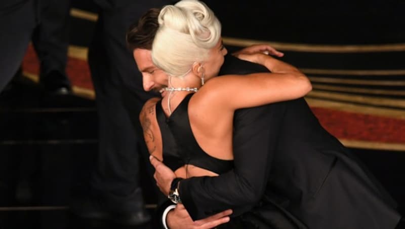 Bradley Cooper herzte Lady Gaga bei den Oscars. (Bild: 2019 Getty Images)