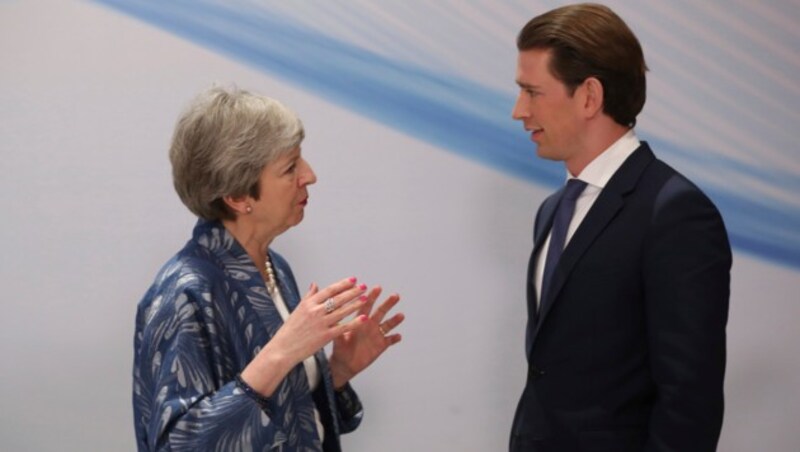 Theresa May und Sebastian Kurz in Sharm el-Sheikh (Bild: AP)