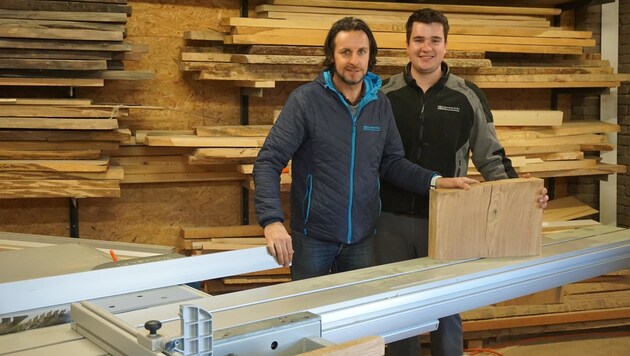 Die Herzen von Martin Golautschnig (rechts) und seinem Chef und Ausbildner Christian Gomernik schlagen für den Werkstoff Holz. (Bild: Elisabeth Nachbar)
