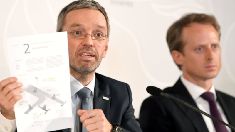 Innenminister Herbert Kickl und Peter Webinger, Leiter der neuen Sektion V „Fremdenwesen“ (Bild: APA/ROLAND SCHLAGER)