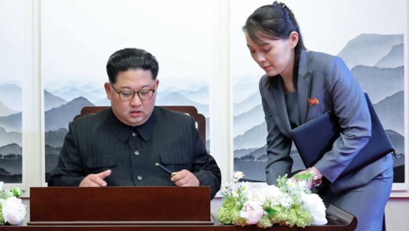 Inniges Verhältnis: Kim und seine Schwester und Top-Beraterin Kim Yo Jong (Bild: APA/AFP/KOREA SUMMIT PRESS POOL)