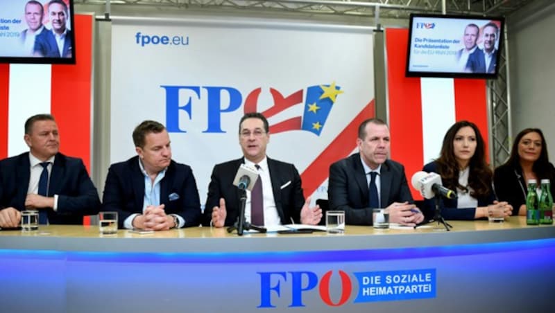 Die blauen EU-Kandidaten (v.l.): Roman Haider, Georg Mayer, Parteichef Heinz-Christian Strache, Harald Vilimsky, Petra Steger, Vesna Schuster (Bild: APA/HELMUT FOHRINGER)