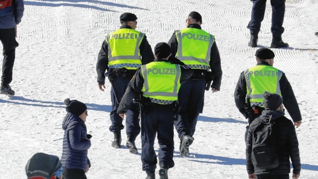 Die Polizei bei ihren Rundgängen. (Bild: Christof Birbaumer / Kronenzeitung)