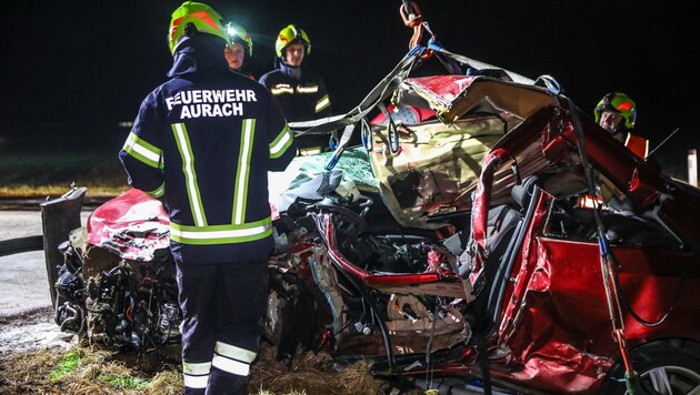 Das Auto des 22-Jährigen wurde bei dem Zusammenstoß völlig zerfetzt (Bild: laumat.at/Matthias Lauber)