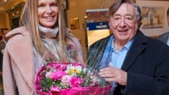 Richard Lugner mit Elle Macpherson nach ihrer Ankunft in Wien (Bild: Starpix / picturedesk.com)