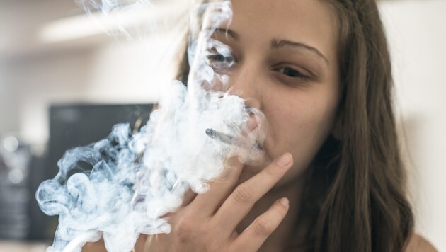 12 Schüler wurden wegen der missbräuchlichen sowie verbotenen Verwendung von Zigaretten und tabakähnlichen Gegenständen angezeigt. (Bild: Degimages/stock.adobe.com)