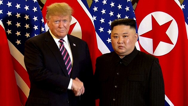Donald Trump und Kim Jong Un bei ihrem zweiten Zusammentreffen im Februar (Bild: AP)