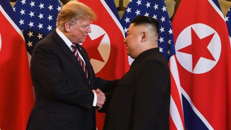Handshake von Donald Trump und Kim Jong Un in Vietnam (Bild: AFP)