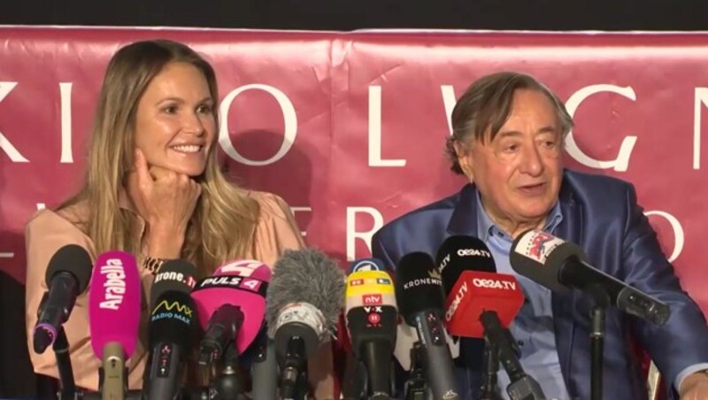 Elle Macpherson und Richard Lugner bei der Pressekonferenz in Wien (Bild: APA)