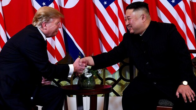 Händeschütteln bei Donald Trump und Kim Jong Un (Bild: AFP)