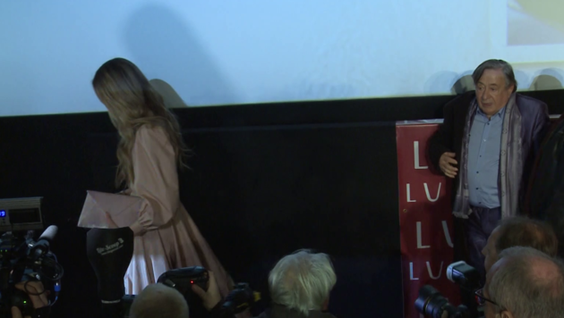 Elle Macpherson unterwegs zur Autogrammstunde in der Lugner City (Bild: krone.tv)