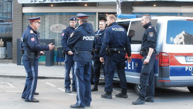 Der Polizeieinsatz mitten in Graz (Bild: Elmar Gubisch)