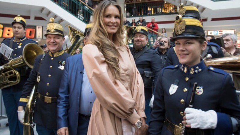 In der Lugner City wurde Elle Macpherson von Musik, aber nur wenigen Fans erwartet. (Bild: AP)