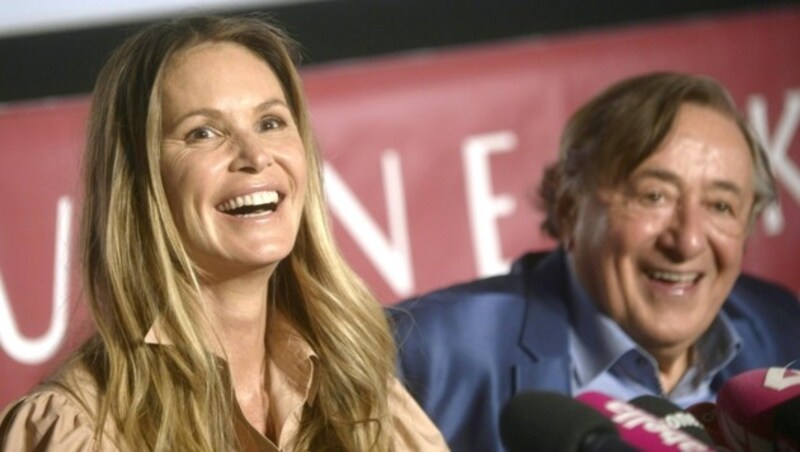 Elle Macpherson mit Richard Lugner (Bild: APA/HERBERT PFARRHOFER)