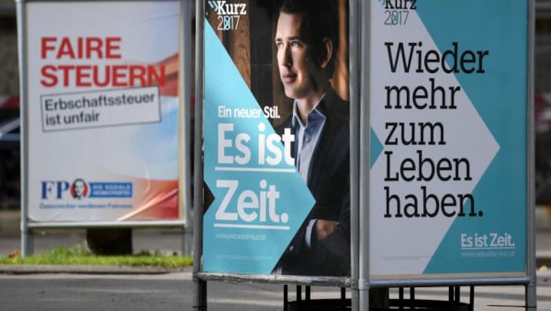 Wahlplakate von ÖVP und FPÖ bei der Nationalratswahl 2017 (Bild: APA/Roland Schlager)