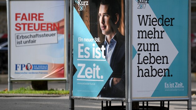 Wahlplakate von ÖVP und FPÖ bei der Nationalratswahl 2017 (Bild: APA/Roland Schlager)