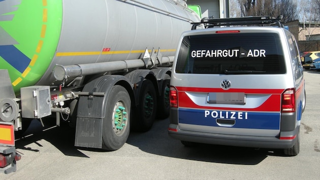 Dem Mann wurde der Führerschein abgenommen und ein Ersatzfahrer musste die Fahrt fortsetzen (Symbolbild). (Bild: LPD WIEN)