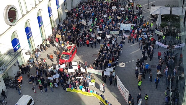 Auf dem Martin-Luther-Platz haben sich die Demonstranten versammelt. (Bild: Werner Pöchinger)