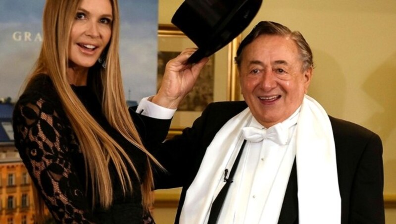 Elle Macpherson mit Richard Lugner (Bild: APA/HERBERT P. OCZERET)