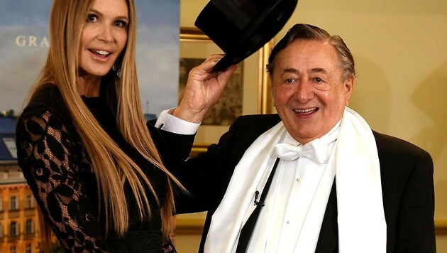 Elle Macpherson mit Richard Lugner (Bild: APA/HERBERT P. OCZERET)