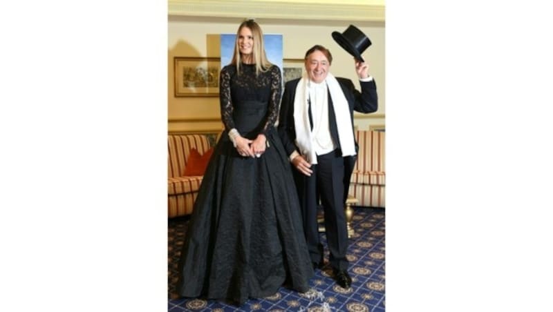 Elle Macpherson zeigte beim Termin mit Richard Lugner ihre Traumrobe. (Bild: APA/HERBERT P. OCZERET)