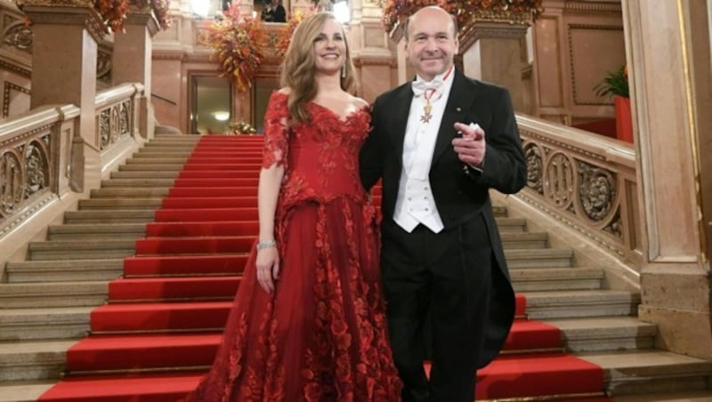 Opernball-Organisatorin Maria Großbauer und Staatsoperndirektor Dominique Meyer auf der Feststiege (Bild: APA/HELMUT FOHRINGER)