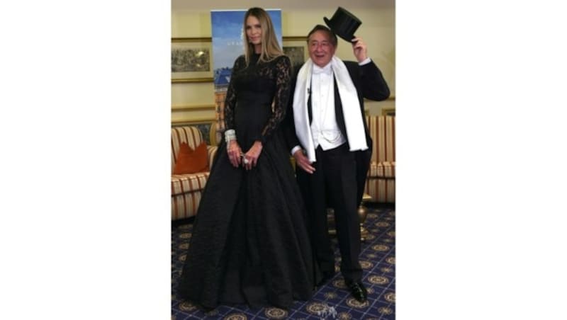 Elle Macpherson wählte eine schwarze Robe des britischen Labels Nevana. (Bild: APA/HERBERT P. OCZERET)