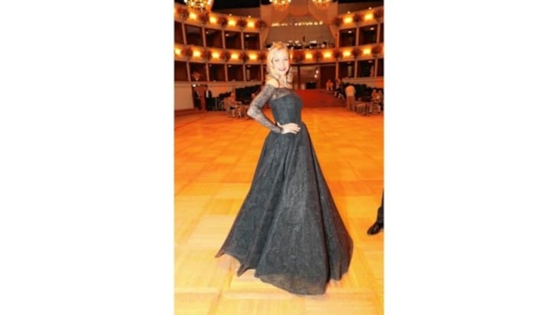 Mirjam Weichselbraun ließ mit ihrer Robe die Sterne am Opernball funkeln. (Bild: STARPIX /Alexander TUMA)