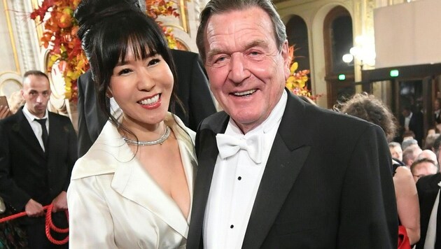 Der ehemalige deutsche Bundeskanzler Gerhard Schröder mit Ehefrau Soyeon Kim beim Opernball (Bild: APA/HELMUT FOHRINGER)