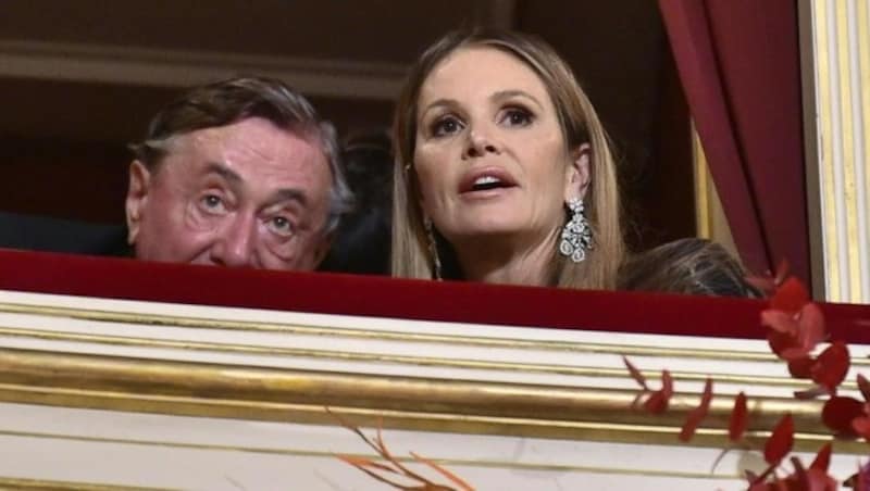 Schon in der Loge: Richard Lugner und Elle Macpherson (Bild: APA/HANS PUNZ)