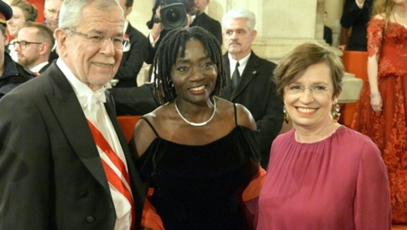 Bundespräsident Alexander Van der Bellen, Auma Obama und Doris Schmidauer (Bild: APA/HERBERT NEUBAUER)